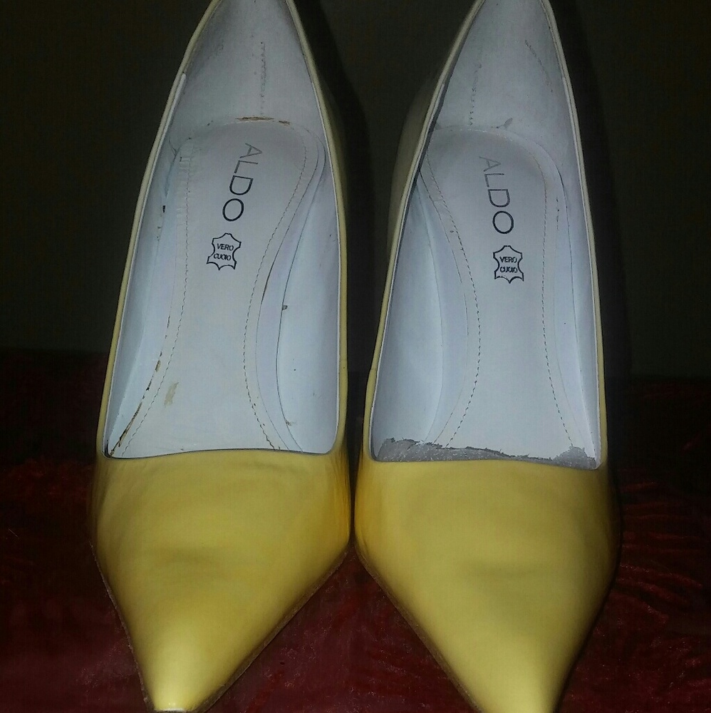 Two toned yellow pumps